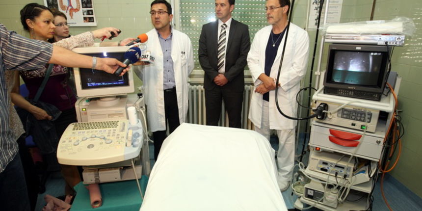 Zadar, 030513.
Opca bolnica Zadar. 
U zadarskoj bolnici danas je predstavljena donacija OTP banke zahvaljujuci kojoj je u protekla dva mjeseca u zadarskoj bolnici u upotrebi novi uredjaj za kolonoskopiju. OTP banka je donirala 150.000 kuna te je time potp