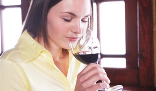 Žena pije crno vino (Tportal.hr)