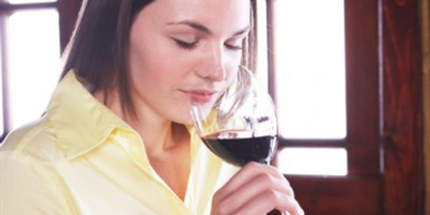 Žena pije crno vino (Tportal.hr) Žena pije crno vino (Tportal.hr)