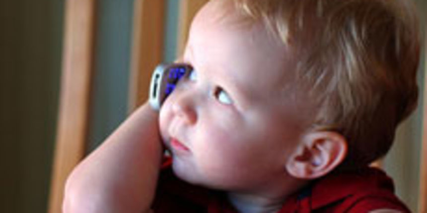 dijete s mobitelom dijete s mobitelom