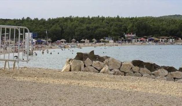 Zrće: podiže se zid na plaži da se odvoje klubovi, Foto: Zvonimr Krstulović / CROPIX
