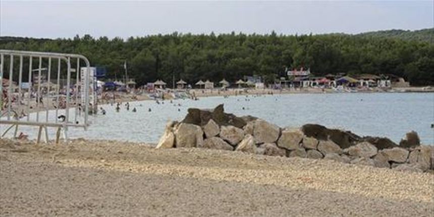 Zrće: podiže se zid na plaži da se odvoje klubovi, Foto: Zvonimr Krstulović / CROPIX
