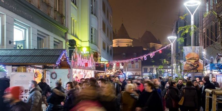 Zagreb – Gradjani na fuliranju u Kurelcevoj ulici uz zbor HNK koji izvodi ruske pjesme. Photo: Davor Puklavec/PIXSELL Autor Davor Puklavec/PIXSELL Ključne riječi Advent u Zagrebu, advent, Fuliranje, Kurelceva ulica Zagreb – Gradjani na fuliranju u Kurelcevoj ulici uz zbor HNK koji izvodi ruske pjesme. Photo: Davor Puklavec/PIXSELL Autor Davor Puklavec/PIXSELL Ključne riječi Advent u Zagrebu, advent, Fuliranje, Kurelceva ulica