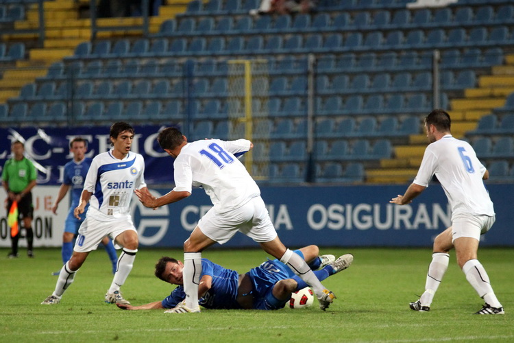 Varazdin, 070811.
Stadion Andjelko Herjavec.
Nogometna utakmica 3.kolo prve Hrvatske nogometne lige Varazdin – Zadar.
Na slici: prekrsaj nad Josipom Golubar.
Foto: Andrej Svoger / Cropix Varazdin, 070811.
Stadion Andjelko Herjavec.
Nogometna utakmica 3.kolo prve Hrvatske nogometne lige Varazdin – Zadar.
Na slici: prekrsaj nad Josipom Golubar.
Foto: Andrej Svoger / Cropix