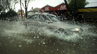Zadar, 121211.
Jaka kisa koja je u jutarnjim satima pala na podrucje Zadra uzrokovala je manje poteskoce u prometu te je poplavljeno nekoliko podruma koja su u brzom vremenu uz pomoc tvrtke Odvodnja i zadarskih vatrogasaca ispumpana. Na slici poplavljena Zadar, 121211.
Jaka kisa koja je u jutarnjim satima pala na podrucje Zadra uzrokovala je manje poteskoce u prometu te je poplavljeno nekoliko podruma koja su u brzom vremenu uz pomoc tvrtke Odvodnja i zadarskih vatrogasaca ispumpana. Na slici poplavljena