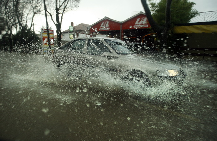 Zadar, 121211.
Jaka kisa koja je u jutarnjim satima pala na podrucje Zadra uzrokovala je manje poteskoce u prometu te je poplavljeno nekoliko podruma koja su u brzom vremenu uz pomoc tvrtke Odvodnja i zadarskih vatrogasaca ispumpana. Na slici poplavljena Zadar, 121211.
Jaka kisa koja je u jutarnjim satima pala na podrucje Zadra uzrokovala je manje poteskoce u prometu te je poplavljeno nekoliko podruma koja su u brzom vremenu uz pomoc tvrtke Odvodnja i zadarskih vatrogasaca ispumpana. Na slici poplavljena