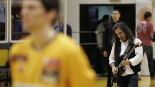 Split, 090413.
Kosarkaska utakmica 4. kola A1 kosarkaske lige Split Zadar odigrana je u dvorani na Gripama.
Na fotografiji: gitarist Ante Pupacic Pupi odsvirao je himnu.
Foto : Jakov Prkic / Cropix Split, 090413.
Kosarkaska utakmica 4. kola A1 kosarkaske lige Split Zadar odigrana je u dvorani na Gripama.
Na fotografiji: gitarist Ante Pupacic Pupi odsvirao je himnu.
Foto : Jakov Prkic / Cropix