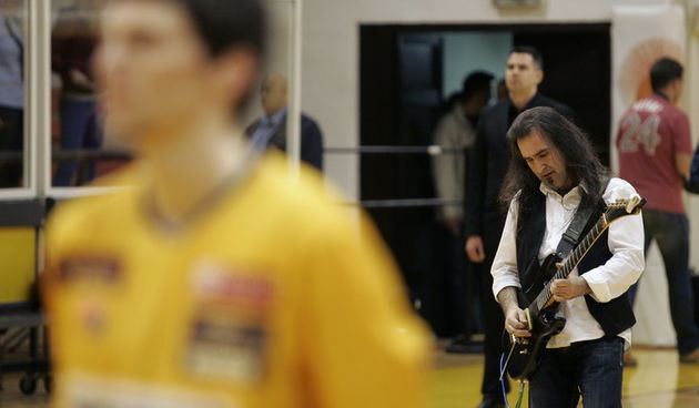 Split, 090413.
Kosarkaska utakmica 4. kola A1 kosarkaske lige Split Zadar odigrana je u dvorani na Gripama.
Na fotografiji: gitarist Ante Pupacic Pupi odsvirao je himnu.
Foto : Jakov Prkic / Cropix