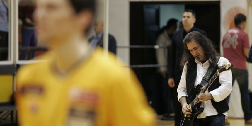 Split, 090413.
Kosarkaska utakmica 4. kola A1 kosarkaske lige Split Zadar odigrana je u dvorani na Gripama.
Na fotografiji: gitarist Ante Pupacic Pupi odsvirao je himnu.
Foto : Jakov Prkic / Cropix
