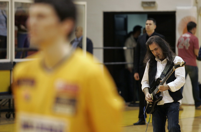 Split, 090413.
Kosarkaska utakmica 4. kola A1 kosarkaske lige Split Zadar odigrana je u dvorani na Gripama.
Na fotografiji: gitarist Ante Pupacic Pupi odsvirao je himnu.
Foto : Jakov Prkic / Cropix Split, 090413.
Kosarkaska utakmica 4. kola A1 kosarkaske lige Split Zadar odigrana je u dvorani na Gripama.
Na fotografiji: gitarist Ante Pupacic Pupi odsvirao je himnu.
Foto : Jakov Prkic / Cropix