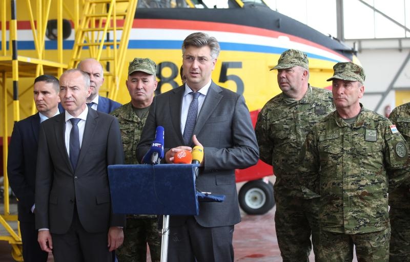 Plenković i Krstičević posjetili zračnu bazu Zemunik i protupožarnu eskadrilu Plenković i Krstičević posjetili zračnu bazu Zemunik i protupožarnu eskadrilu