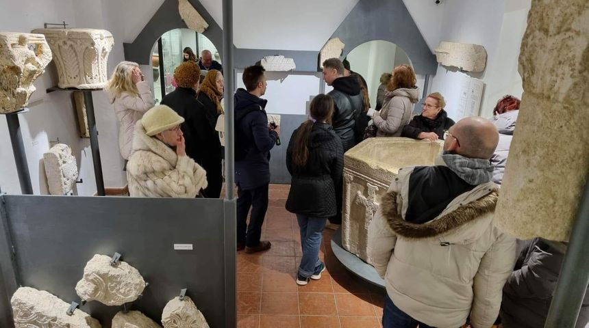 Arheološki muzej Zadar organizirao je besplatan prijevoz autobusom u Nin za obilazak arheoloških lokaliteta i posjet Muzeju ninskih starina.