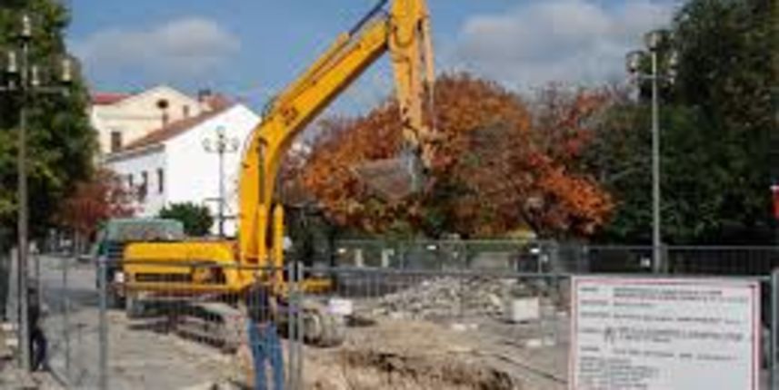 Kamene ploče na Poljani “smršavile” s plaćenih 10, na 8,5 cm, foto: radiodrnis.hr Kamene ploče na Poljani “smršavile” s plaćenih 10, na 8,5 cm, foto: radiodrnis.hr