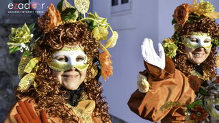 Paški zimski karneval 2018: Karnevalska povorka prošla ulicama grada do Pijace