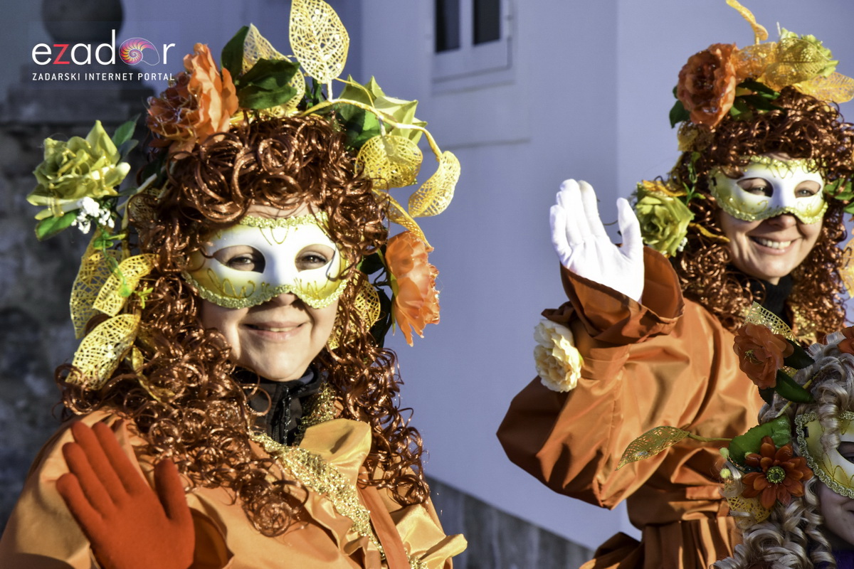 Paški zimski karneval 2018: Karnevalska povorka prošla ulicama grada do Pijace