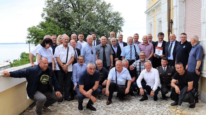 Primanjem u Domu županije uz dodjelu prigodnih zahvalnica svečano je obilježena 32. godišnjica osnutka i borbenog djelovanja 112. brigade Hrvatske vojske. Primanjem u Domu županije uz dodjelu prigodnih zahvalnica svečano je obilježena 32. godišnjica osnutka i borbenog djelovanja 112. brigade Hrvatske vojske.