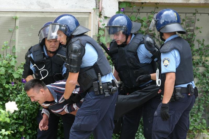 Sveti Filip i Jakov: Brutalna deložacija majke i sina Sveti Filip i Jakov: Brutalna deložacija majke i sina