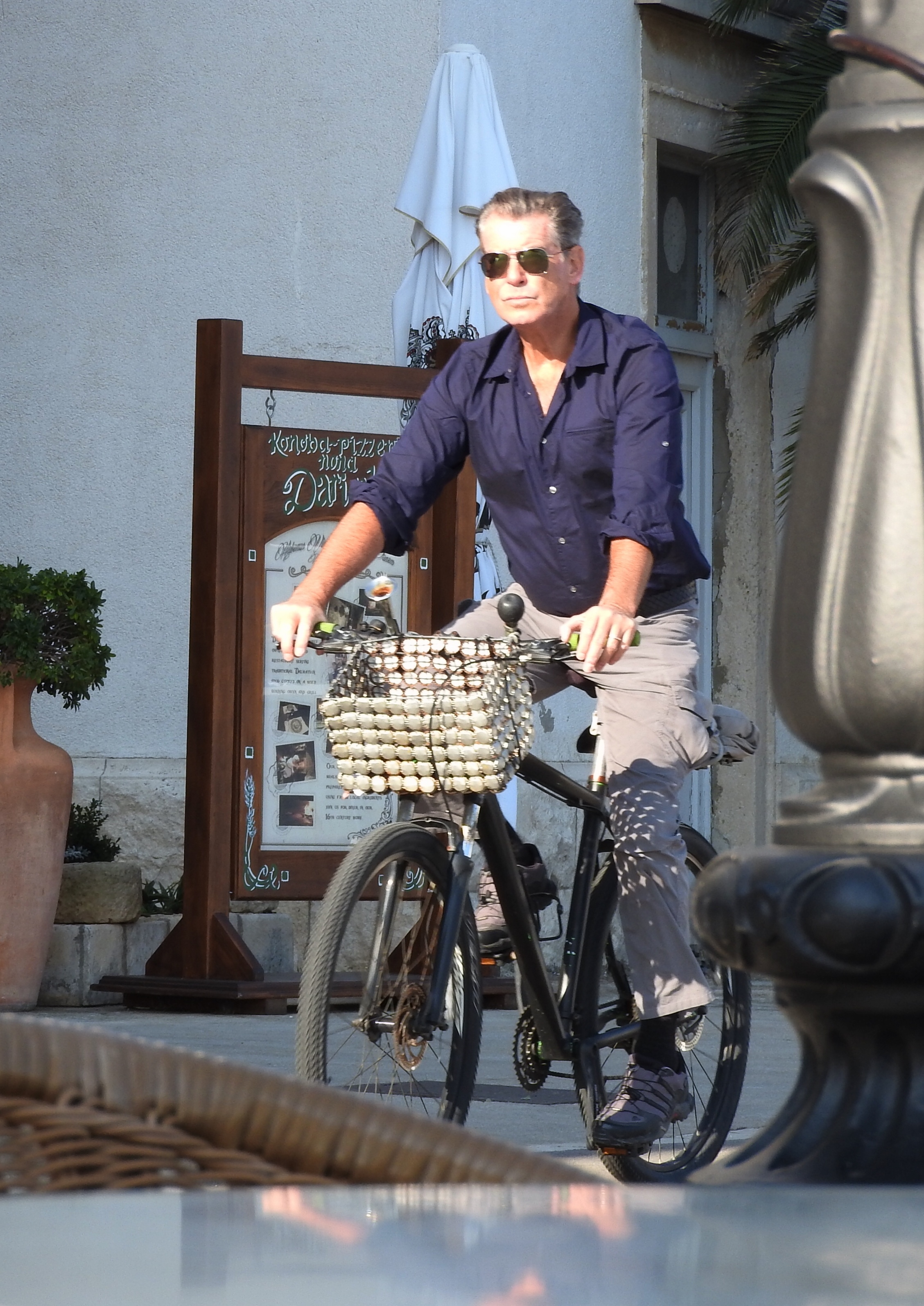 Može li bivši James Bond ‘proći’ kao obični turist? Pierce Brosnan na Visu pokazao još jedan talent