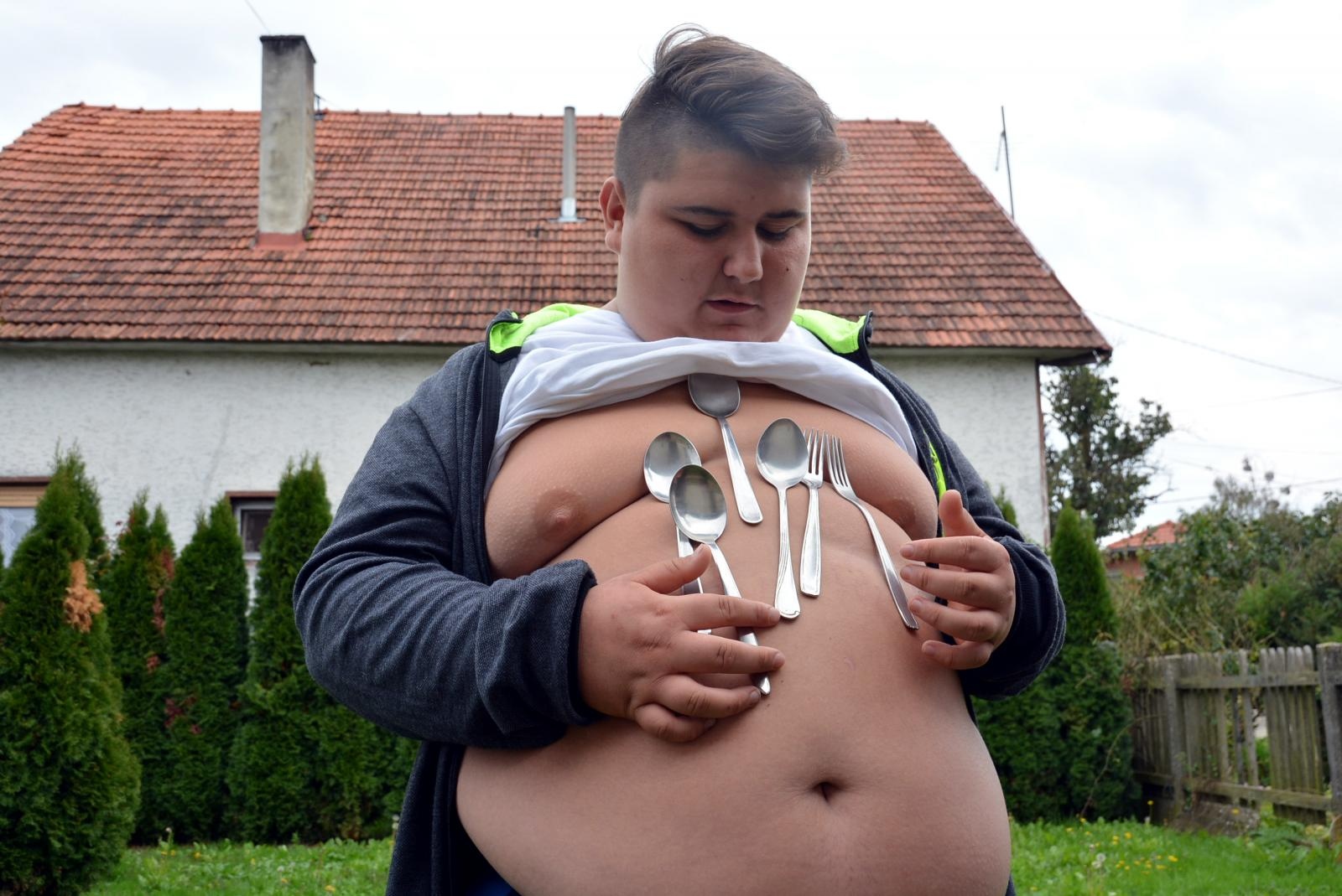 Dječak “magnet” Ivan Stoiljković pokazao svoj jedinstveni dar privlačenja metala Dječak “magnet” Ivan Stoiljković pokazao svoj jedinstveni dar privlačenja metala