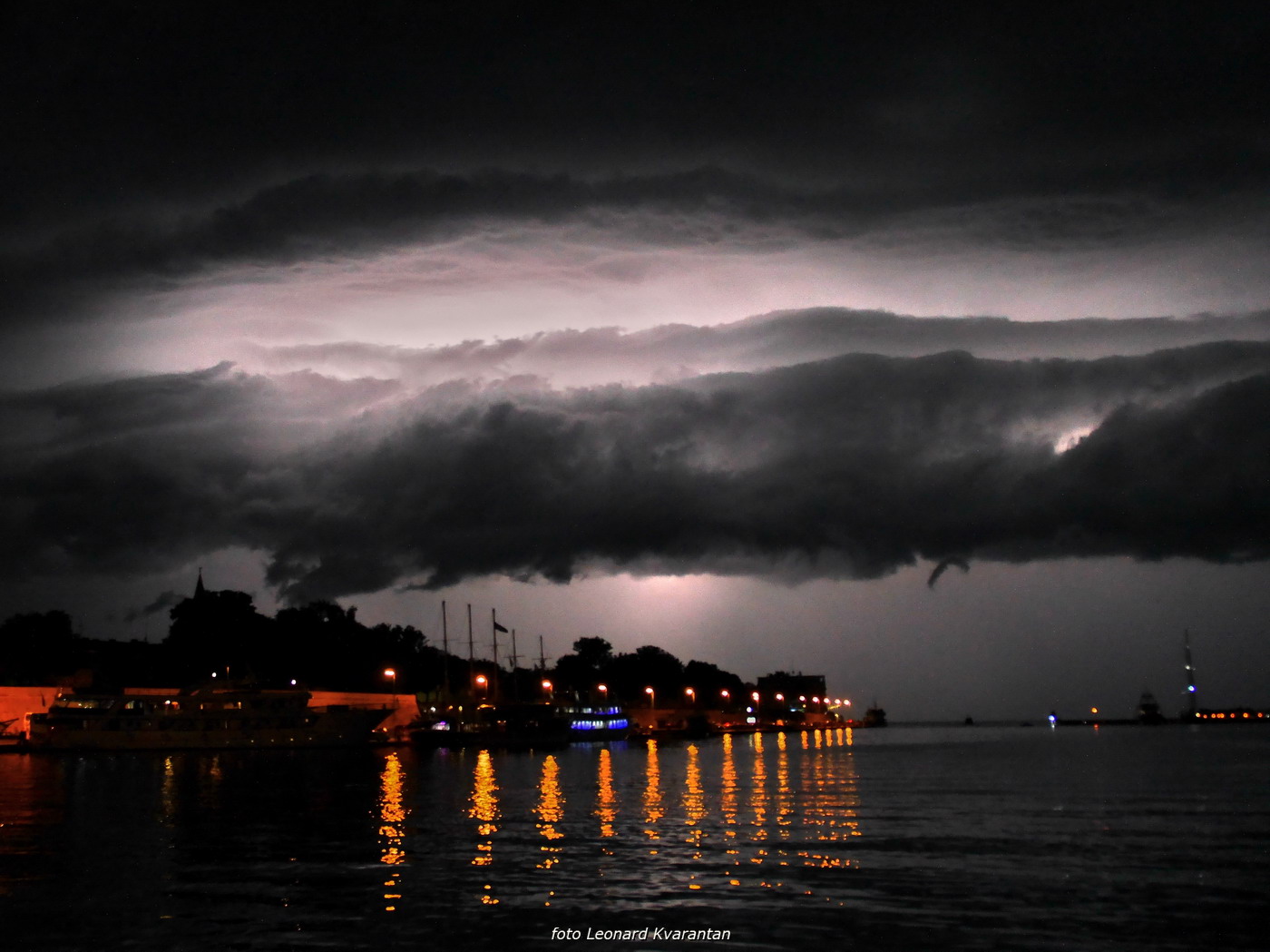 Munje nad zadarskom lukom