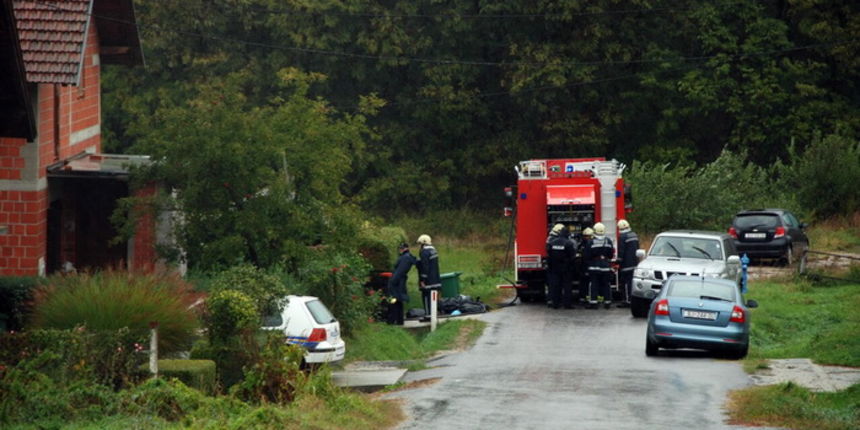 Bjelovar, 071011.
U 13,30 sati u Ulici Ozane Kotorske udario je grom koji je izazvao pozar u domu za starije i nemocne osobe.
Prema prvim informacijama poginule su tri osobe.
Drzavna uprava za zastitu i spasavanje je izvijestila da je 11 osoba ozlijedjen Bjelovar, 071011.
U 13,30 sati u Ulici Ozane Kotorske udario je grom koji je izazvao pozar u domu za starije i nemocne osobe.
Prema prvim informacijama poginule su tri osobe.
Drzavna uprava za zastitu i spasavanje je izvijestila da je 11 osoba ozlijedjen