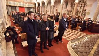 Upaljene prve adventske svijeće u crkvi sv. Šime i na Trgu Petra Zoranića