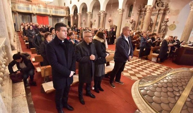 Upaljene prve adventske svijeće u crkvi sv. Šime i na Trgu Petra Zoranića