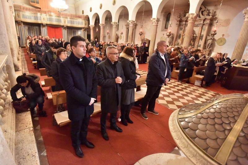 Upaljene prve adventske svijeće u crkvi sv. Šime i na Trgu Petra Zoranića