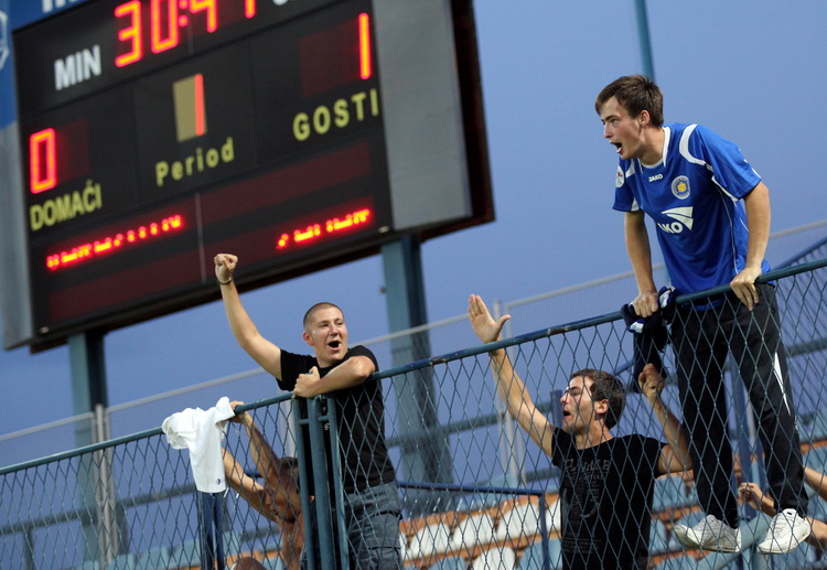 Varazdin, 070811.
Stadion Andjelko Herjavec.
Nogometna utakmica 3.kolo prve Hrvatske nogometne lige Varazdin – Zadar.
Na slici: slavlje navijaca Zadra nakon postignutog pogotka.
Foto: Andrej Svoger / Cropix Varazdin, 070811.
Stadion Andjelko Herjavec.
Nogometna utakmica 3.kolo prve Hrvatske nogometne lige Varazdin – Zadar.
Na slici: slavlje navijaca Zadra nakon postignutog pogotka.
Foto: Andrej Svoger / Cropix