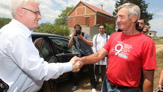 Zadar, 290610.
Hrvatski predsjednik Ivo Josipovic boravio je u Zadarskoj zupaniji i tom prilikom je posjetio neke od povratnickih obitelji u Islamu Grckom i Smiljcicu.
Na fotografiji: predsjednik u posjeti povratnickoj obitelji Stevana Kozula u Islamu Grc Zadar, 290610.
Hrvatski predsjednik Ivo Josipovic boravio je u Zadarskoj zupaniji i tom prilikom je posjetio neke od povratnickih obitelji u Islamu Grckom i Smiljcicu.
Na fotografiji: predsjednik u posjeti povratnickoj obitelji Stevana Kozula u Islamu Grc