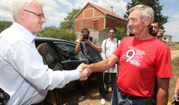 Zadar, 290610.
Hrvatski predsjednik Ivo Josipovic boravio je u Zadarskoj zupaniji i tom prilikom je posjetio neke od povratnickih obitelji u Islamu Grckom i Smiljcicu.
Na fotografiji: predsjednik u posjeti povratnickoj obitelji Stevana Kozula u Islamu Grc