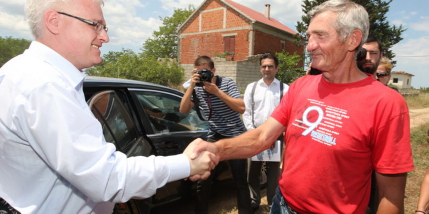 Zadar, 290610.
Hrvatski predsjednik Ivo Josipovic boravio je u Zadarskoj zupaniji i tom prilikom je posjetio neke od povratnickih obitelji u Islamu Grckom i Smiljcicu.
Na fotografiji: predsjednik u posjeti povratnickoj obitelji Stevana Kozula u Islamu Grc