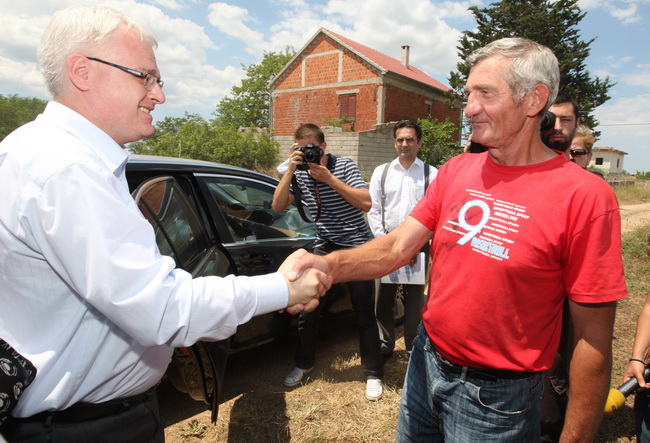 Zadar, 290610.
Hrvatski predsjednik Ivo Josipovic boravio je u Zadarskoj zupaniji i tom prilikom je posjetio neke od povratnickih obitelji u Islamu Grckom i Smiljcicu.
Na fotografiji: predsjednik u posjeti povratnickoj obitelji Stevana Kozula u Islamu Grc Zadar, 290610.
Hrvatski predsjednik Ivo Josipovic boravio je u Zadarskoj zupaniji i tom prilikom je posjetio neke od povratnickih obitelji u Islamu Grckom i Smiljcicu.
Na fotografiji: predsjednik u posjeti povratnickoj obitelji Stevana Kozula u Islamu Grc