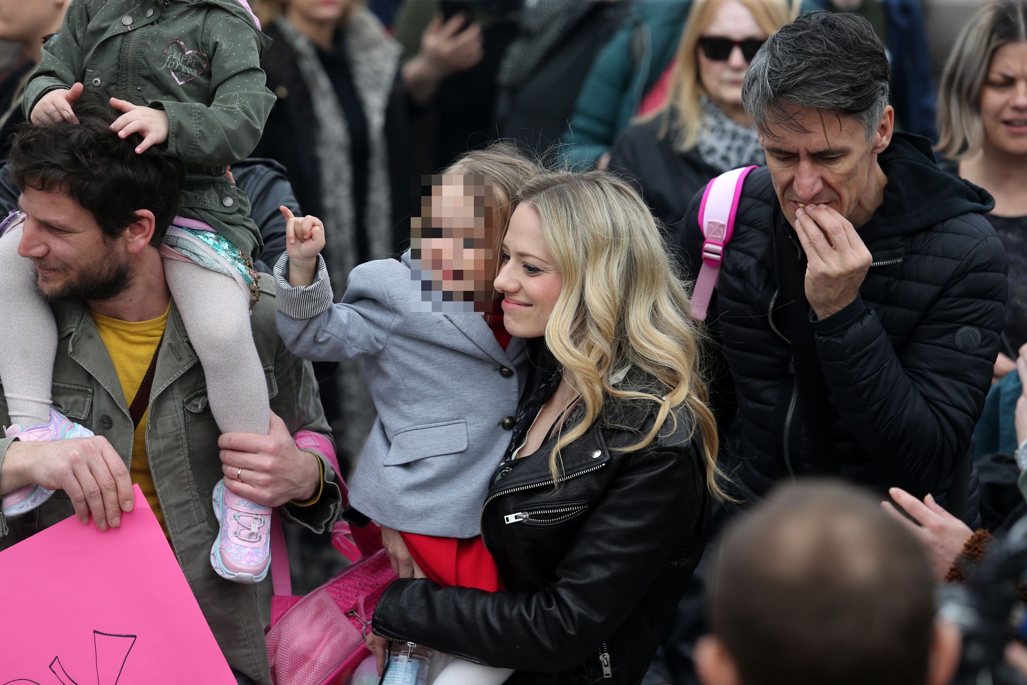 Bivši partner Jelene Veljače, Dražen Čuček, stigao na Tomislavov trg s njihovom kćerkicom Lenom Bivši partner Jelene Veljače, Dražen Čuček, stigao na Tomislavov trg s njihovom kćerkicom Lenom