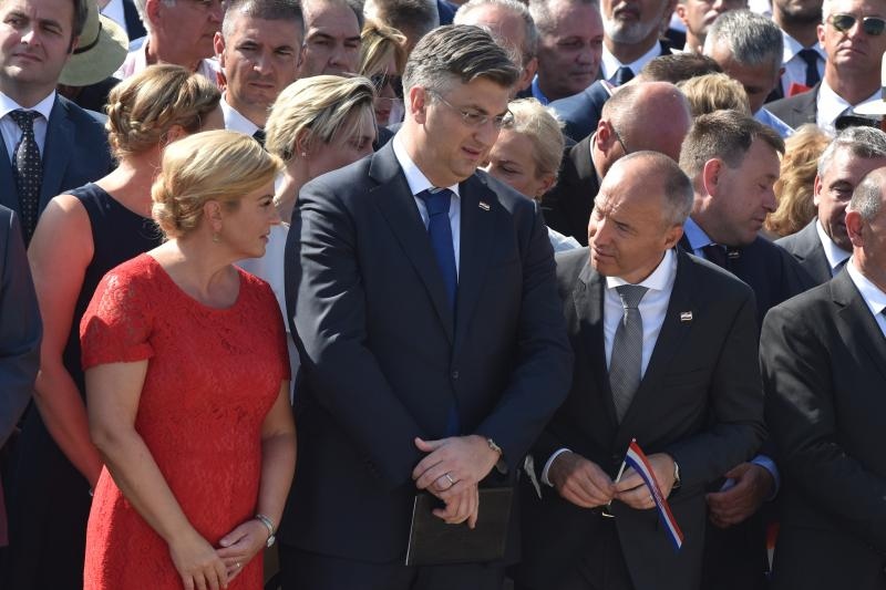 Uz zvukove hime “Lijepa naša” podignuta je zastava Republike Hrvatske na Kninskoj tvrđavi Uz zvukove hime “Lijepa naša” podignuta je zastava Republike Hrvatske na Kninskoj tvrđavi