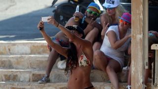 Zrće: Prvi dan Hideout festivala privukao nekoliko tisuća turista, Photo: Dalibor Urukalovic/PIXSELL Zrće: Prvi dan Hideout festivala privukao nekoliko tisuća turista, Photo: Dalibor Urukalovic/PIXSELL