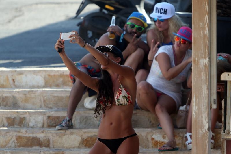 Zrće: Prvi dan Hideout festivala privukao nekoliko tisuća turista, Photo: Dalibor Urukalovic/PIXSELL Zrće: Prvi dan Hideout festivala privukao nekoliko tisuća turista, Photo: Dalibor Urukalovic/PIXSELL