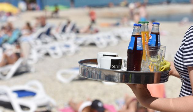 Konobarica na plaži