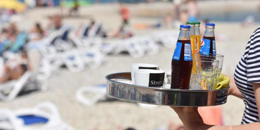 Konobarica na plaži Konobarica na plaži