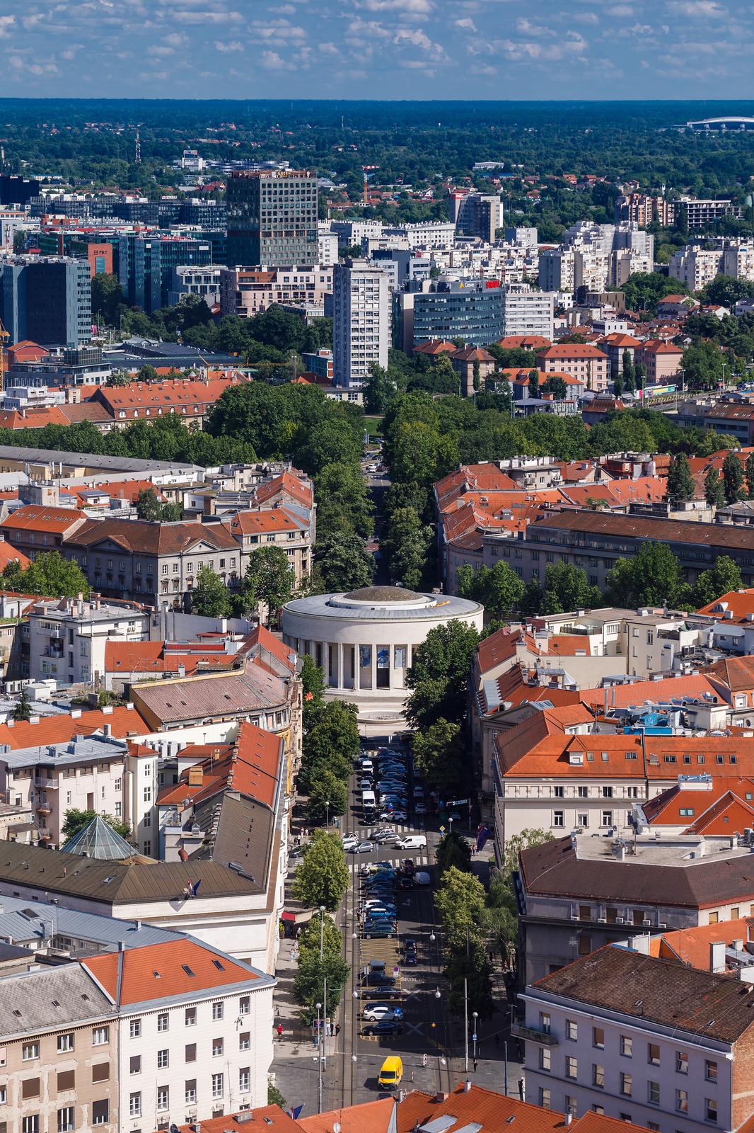 Pogled sa Zagrebačke katedrale na centar grada – Zagreb