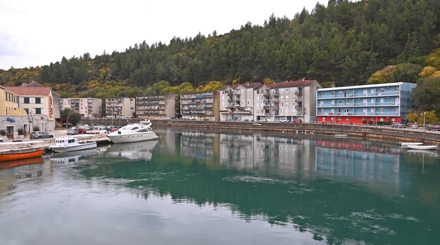 Fasade zgrada u veselim bojama oduševile stanovnike Obrovca Fasade zgrada u veselim bojama oduševile stanovnike Obrovca