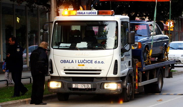 Zadar, 150210. U zadarskom predjelu Vostarnica u ulici Josipa bana Jelacica, starijem gospodinu pauk sluzba digla je auto dok je on kako kaze 5 min. obavljao kupovinu u trgovini. Ugledavsi kako njegov stari plavi Marcedes odvoze stao je nasred ceste pred