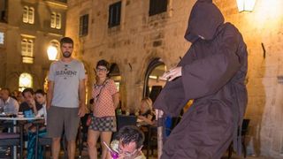 24.08.2013., Stradun, Dubrovnik – Jadranko Kljucanin, zadarski modni macak izvodi performans na Stradunu. Photo: Grgo Jelavic/PIXSELL