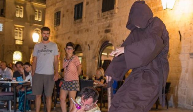 24.08.2013., Stradun, Dubrovnik – Jadranko Kljucanin, zadarski modni macak izvodi performans na Stradunu. Photo: Grgo Jelavic/PIXSELL