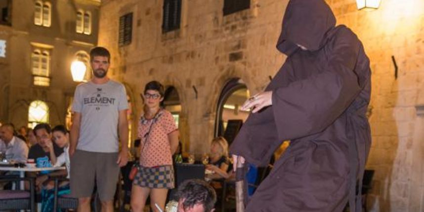 24.08.2013., Stradun, Dubrovnik – Jadranko Kljucanin, zadarski modni macak izvodi performans na Stradunu. Photo: Grgo Jelavic/PIXSELL