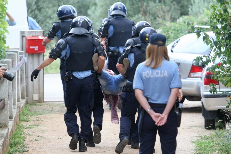 Sveti Filip i Jakov: Brutalna deložacija majke i sina Sveti Filip i Jakov: Brutalna deložacija majke i sina