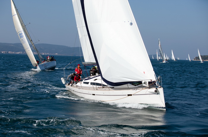 Zadar, 260211.
U Biogradskom akvatoriju se ovoga vikenda odrzava 11. Karnevalska regata. U tri jedrenja natjecati ce se 50-ak brodova.
Na slici: detalj sa subotnjeg jedrenja.
Foto: Vladimir Ivanov / CROPIX Zadar, 260211.
U Biogradskom akvatoriju se ovoga vikenda odrzava 11. Karnevalska regata. U tri jedrenja natjecati ce se 50-ak brodova.
Na slici: detalj sa subotnjeg jedrenja.
Foto: Vladimir Ivanov / CROPIX