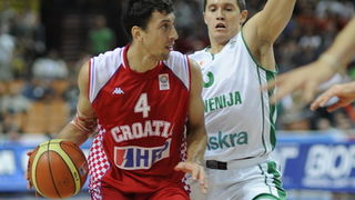Katowice, 180909.
Dvorana Sport Arena Spodek.
Europsko prvenstvo u kosarci u Poljskoj, cetvrtfinale izmedju Slovenije i Hrvatske.
Na slici: Roko Leni Ukic i Jaka Lakovic.
Foto: Drago Sopta  / CROPIX