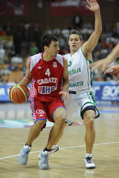 Katowice, 180909.
Dvorana Sport Arena Spodek.
Europsko prvenstvo u kosarci u Poljskoj, cetvrtfinale izmedju Slovenije i Hrvatske.
Na slici: Roko Leni Ukic i Jaka Lakovic.
Foto: Drago Sopta  / CROPIX