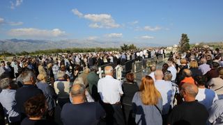 Mirko Miočić ispraćen na posljednji počinak na mjesnom groblju u Rtini Mirko Miočić ispraćen na posljednji počinak na mjesnom groblju u Rtini